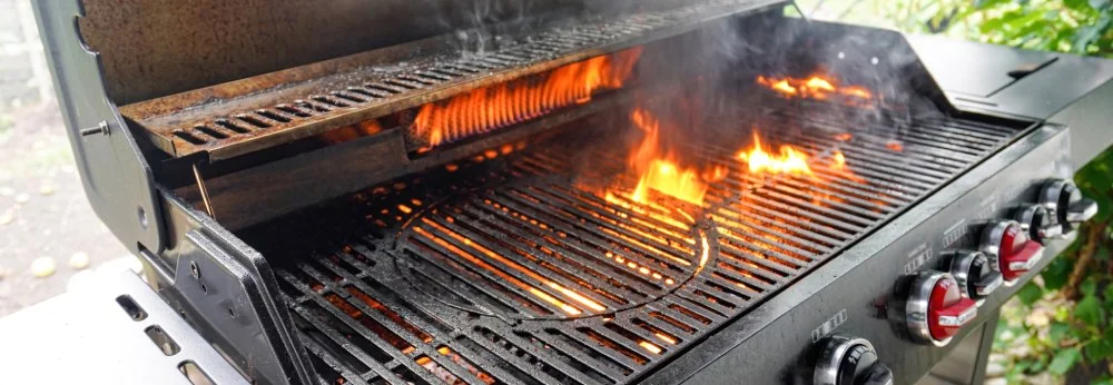 Gasgrill mit brennenden Flammen